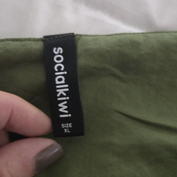💚 2/$12 or 3/$17  Socialkiwi Green Shorts Set with White Trim - Picture 3 of 4